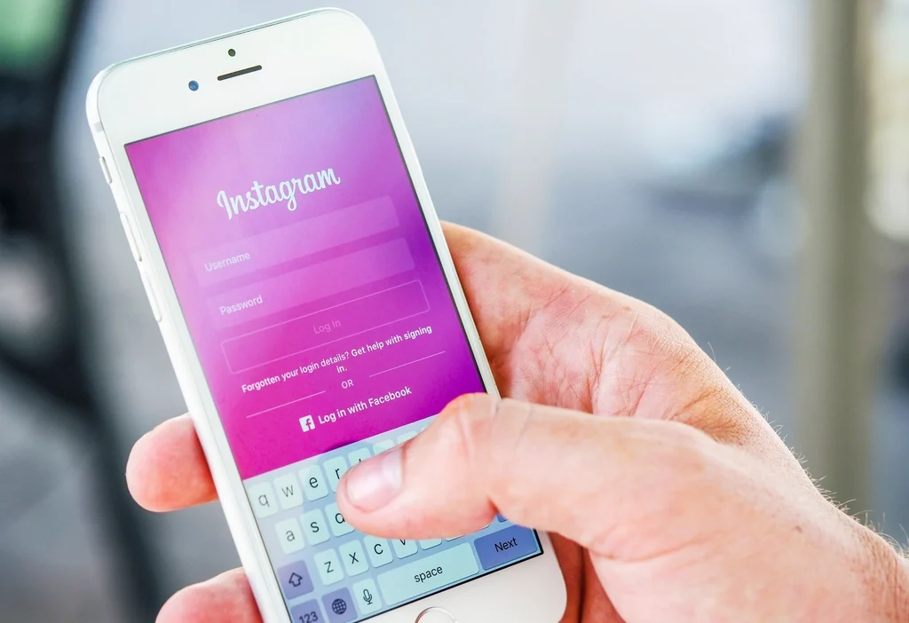 Instagram log mobile screen, location